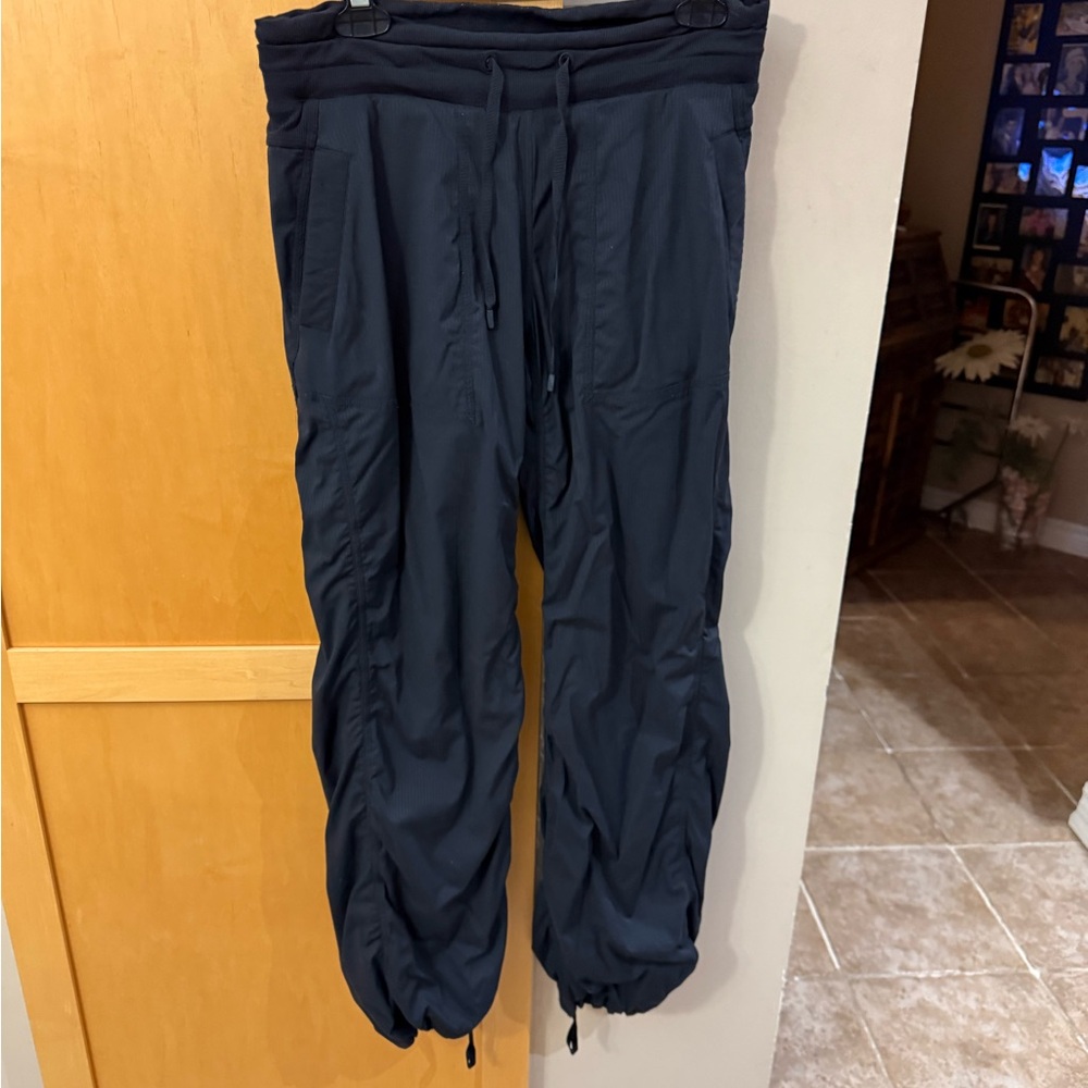 Lululemon dance studio pants black great condition 
Lined size 6